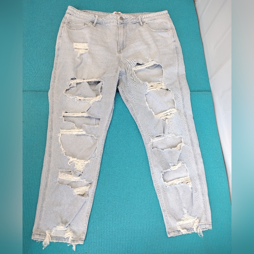NWT Hollister Curvy High Rise Crop Mom Jeans Ripped Vintage - Size 17 S - Picture 10 of 10